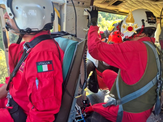 Scivola in un dirupo di 100 metri per recuperare il cane da tartufi