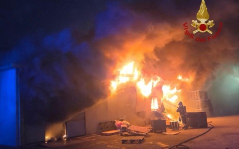 Prato, maxi-incendio nella notte: una donna in ospedale