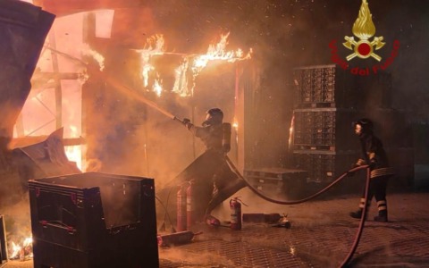 Fiamme in una azienda di elettronica nell’aretino: ingenti i danni