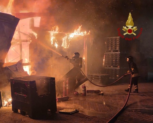 Fiamme in una azienda di elettronica nell’aretino: ingenti i danni