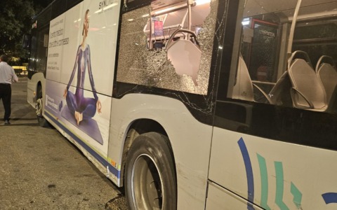 Danneggia un autobus e ruba il giubbotto dell’autista, arrestato