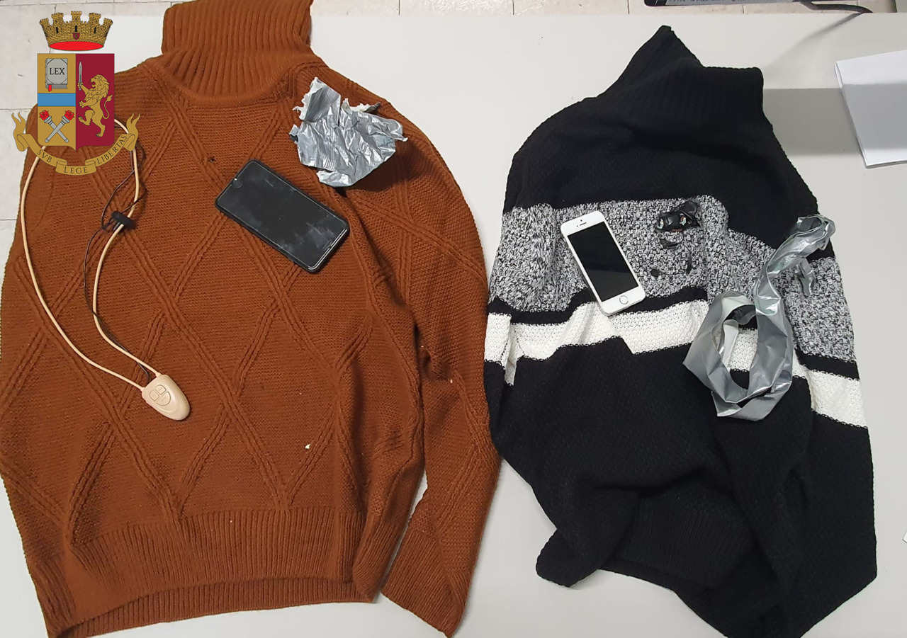 Controlli durante l’esame per la patente: sequestrata tecnologia nascosta