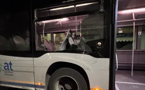 Paura sul bus a Firenze: passeggeri minacciati e finestrino infranto