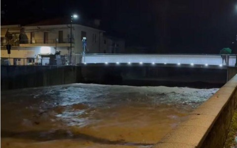 Forte pioggia a Carrara, soccorsa una famiglia, scuole chiuse