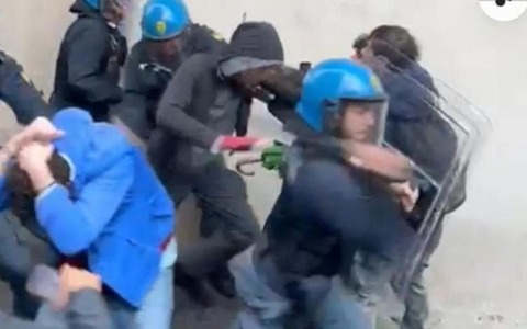 Nove agenti di polizia verso il processo per le manganellate agli studenti