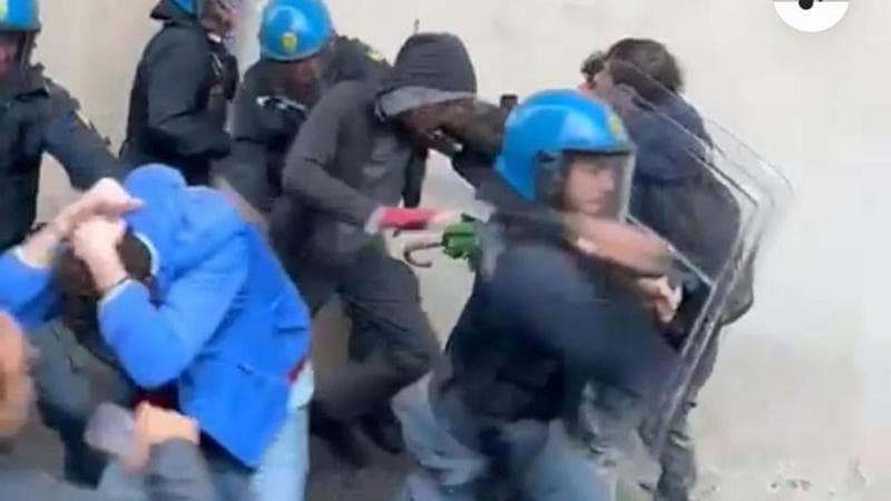Nove agenti di polizia verso il processo per le manganellate agli studenti