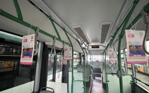 Disegni in viaggio sugli autobus della città