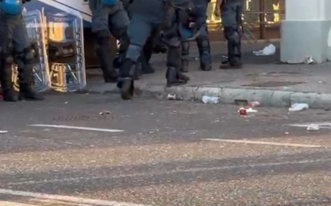 Salvini a Livorno: contestazione con pomodori, uova, calci e sputi