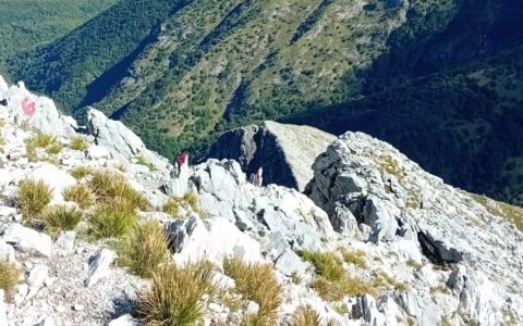 Vernice rossa sulle rocce: le Alpi Apuane ancora imbrattate