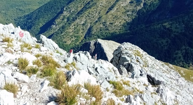 Vernice rossa sulle rocce: le Alpi Apuane ancora imbrattate