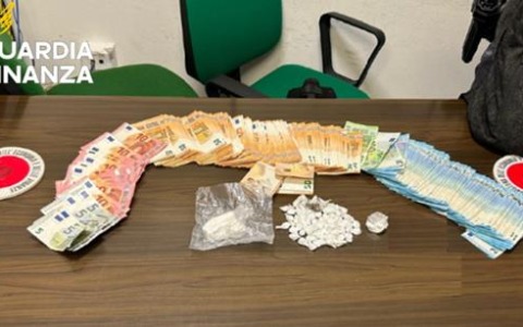 Blitz antidroga a Terranuova Bracciolini: spacciatore incastrato con cocaina nel doppiofondo dell’auto