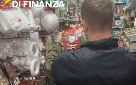 Guardia di finanza sequestra 45.000 prodotti natalizi pericolosi a Grosseto