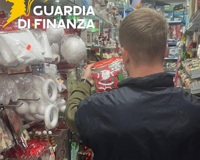 Guardia di finanza sequestra 45.000 prodotti natalizi pericolosi a Grosseto