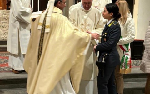 Trova 500 euro a terra, li dona alla Caritas