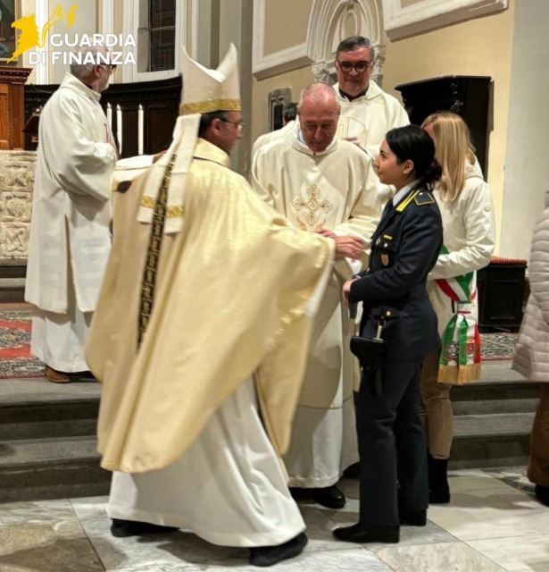 Trova 500 euro a terra, li dona alla Caritas