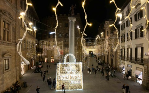 Le luminarie natalizie accendono la magia in via Tornabuoni