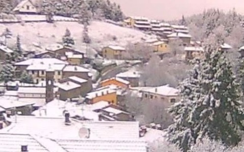 Neve precoce sui rilievi toscani: una notte d’inverno che arriva all’improvviso