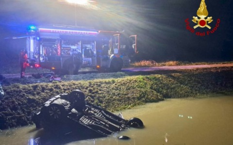 Tragedia a Cascina: auto nel fosso, muore una donna di 78 anni