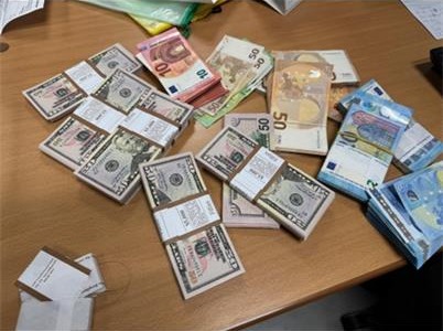 Soldi e oro in placche nel bagaglio a mano, scovati all’Aeroporto Vespucci