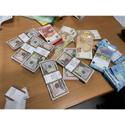 Soldi e oro in placche nel bagaglio a mano, scovati all’Aeroporto Vespucci