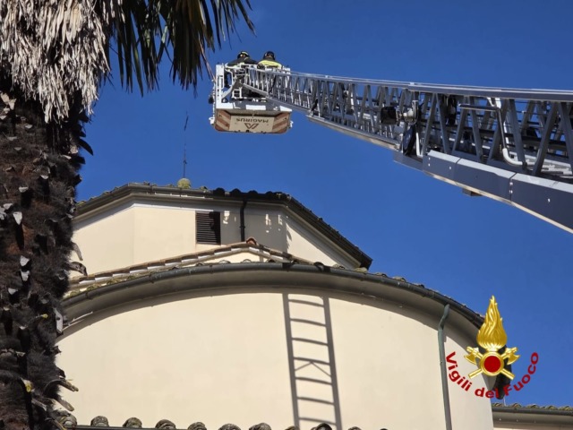 Fulmine colpisce il campanile dell’abbazia di San Bartolomeo Apostolo a Capannoli