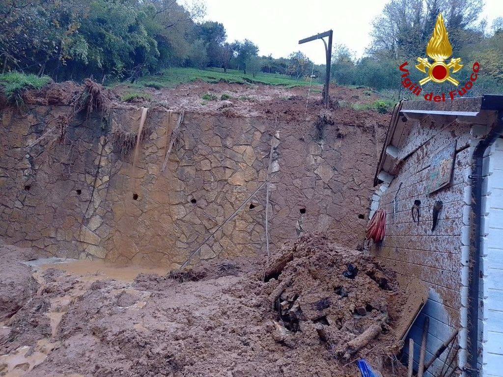 Frana travolge abitazione, diverse auto danneggiate