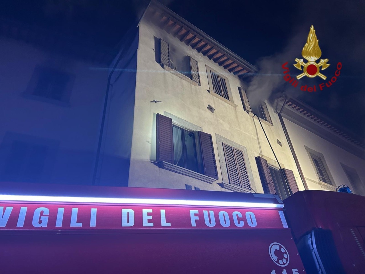 Incendio in camera da letto, appartamento inagibile