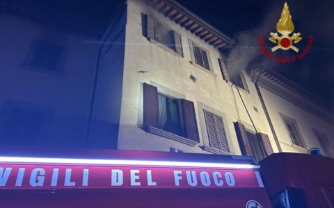 Incendio in camera da letto, appartamento inagibile