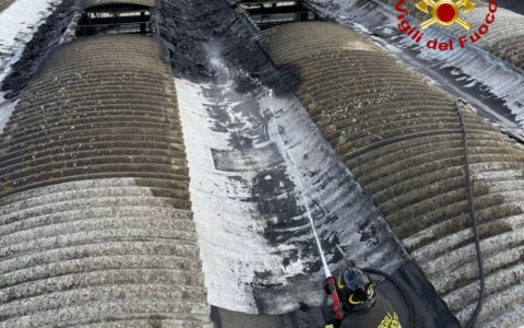 Fiamme sul tetto della fabbrica a Perignano