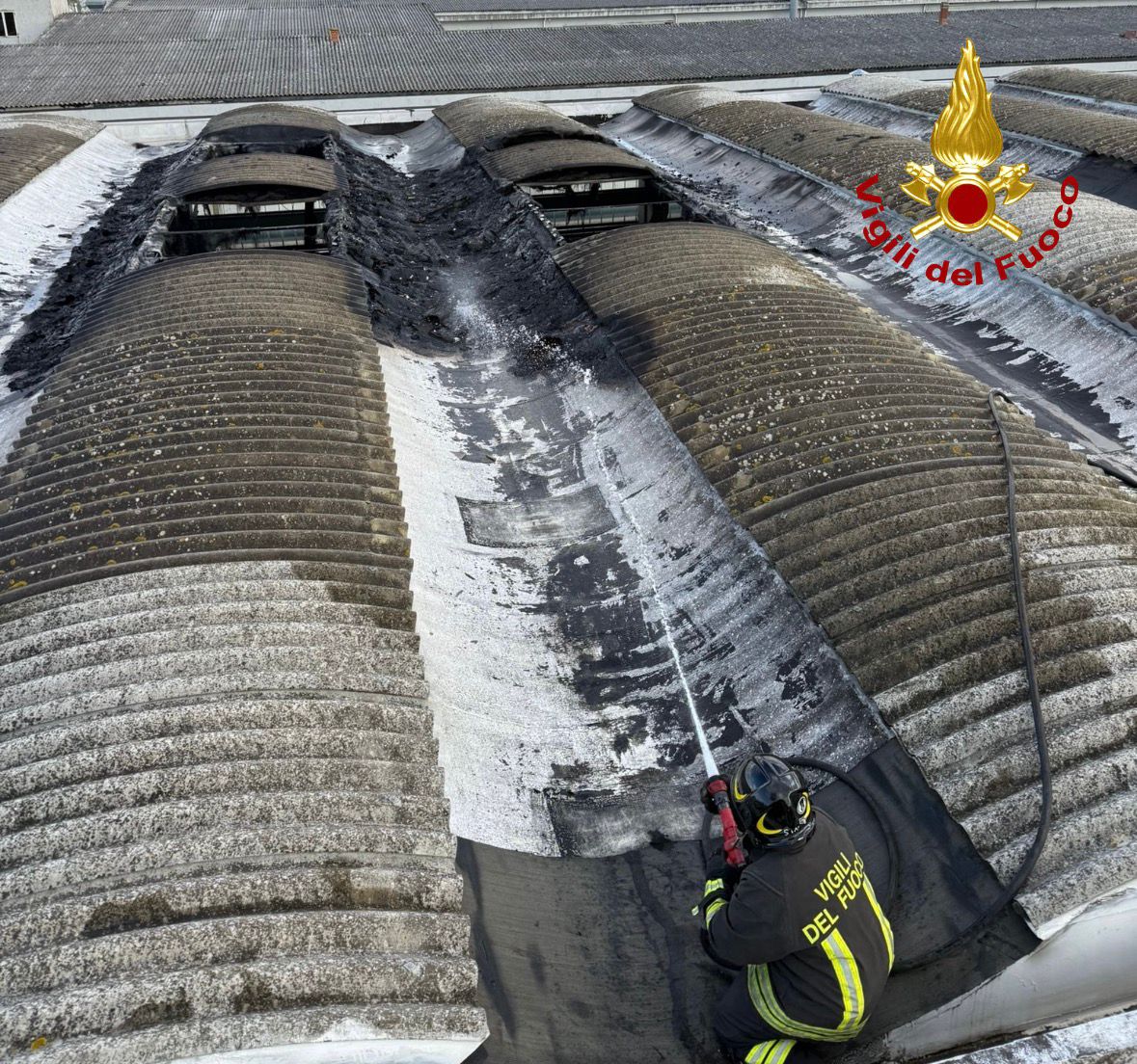 Fiamme sul tetto della fabbrica a Perignano
