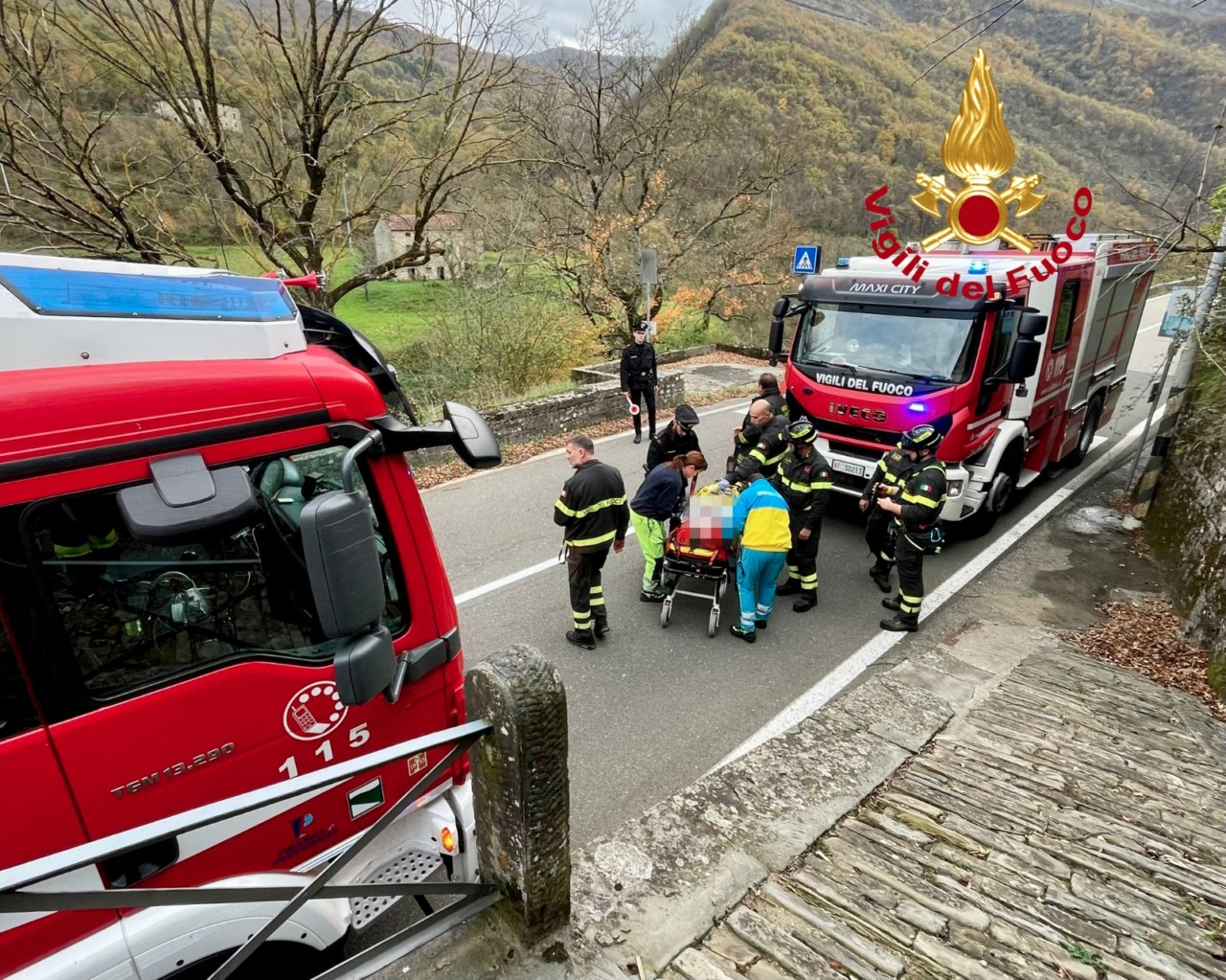 85enne cade in un cavedio, salvato dai vigili del fuoco