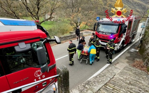85enne cade in un cavedio, salvato dai vigili del fuoco