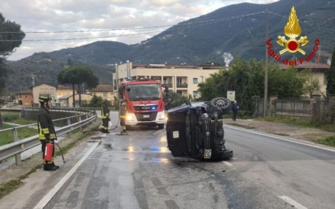 Auto ribaltata in strada, salvo il conducente