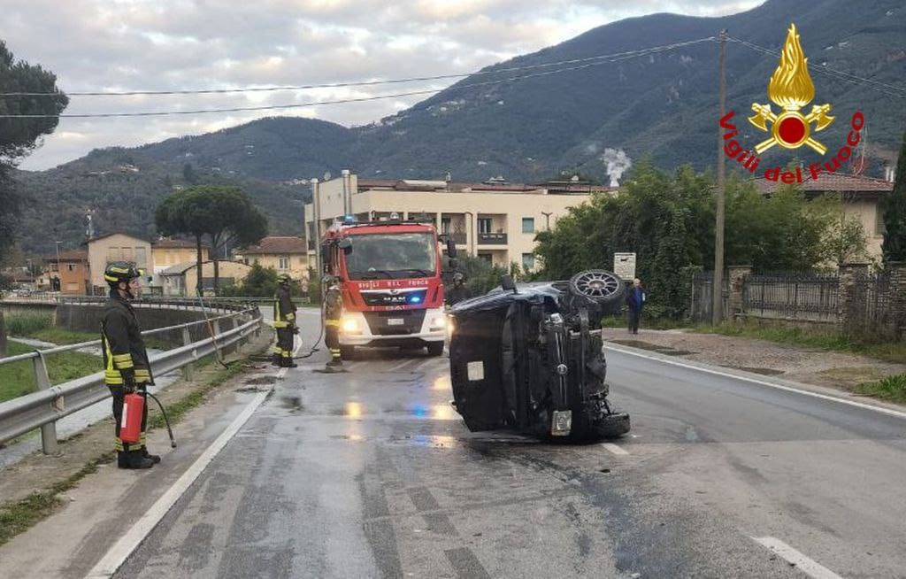 Auto ribaltata in strada, salvo il conducente