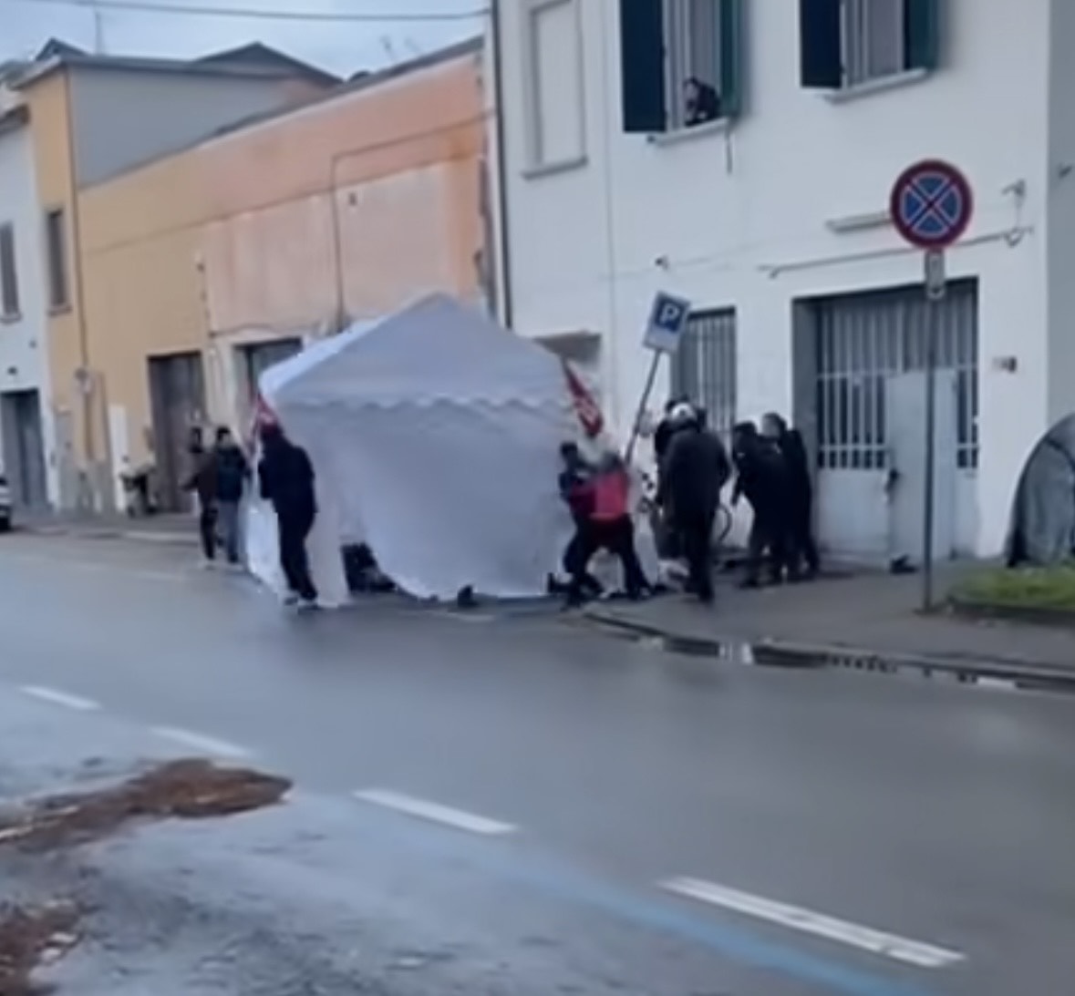 Picchetto di operai aggredito a Prato, tensione nel distretto tessile