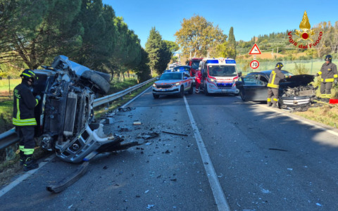 Scontro nell’Aretino, auto distrutta nell’incidente