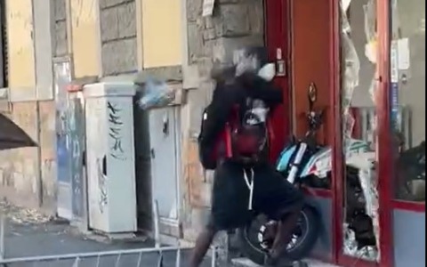 Distrugge a mazzate la vetrina di una concessionaria di moto: paura in via Circondaria a Firenze