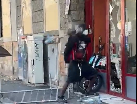 Distrugge a mazzate la vetrina di una concessionaria di moto: paura in via Circondaria a Firenze