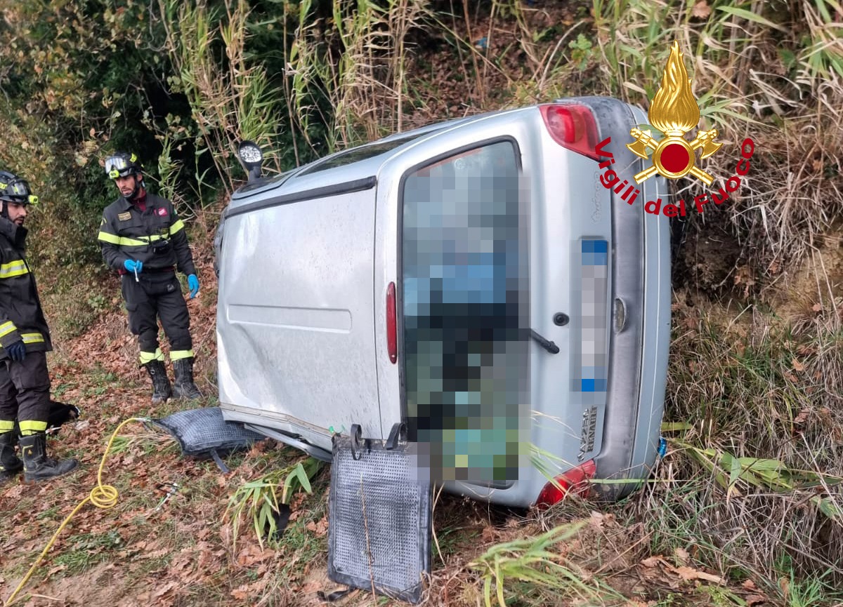 Incidente a Cerreto Guidi, auto finisce fuori strada