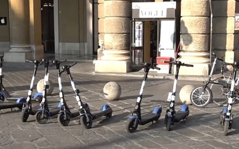 Monopattini a noleggio, stop a Firenze da aprile 2026