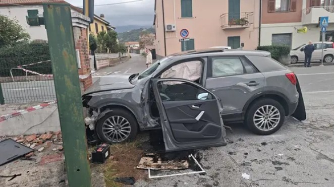 Perde il controllo dell’auto e si schianta: muore 23enne di Massa