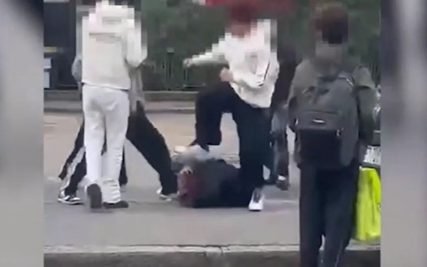 Pestato per un post su ordine di lei: individuati i membri del branco