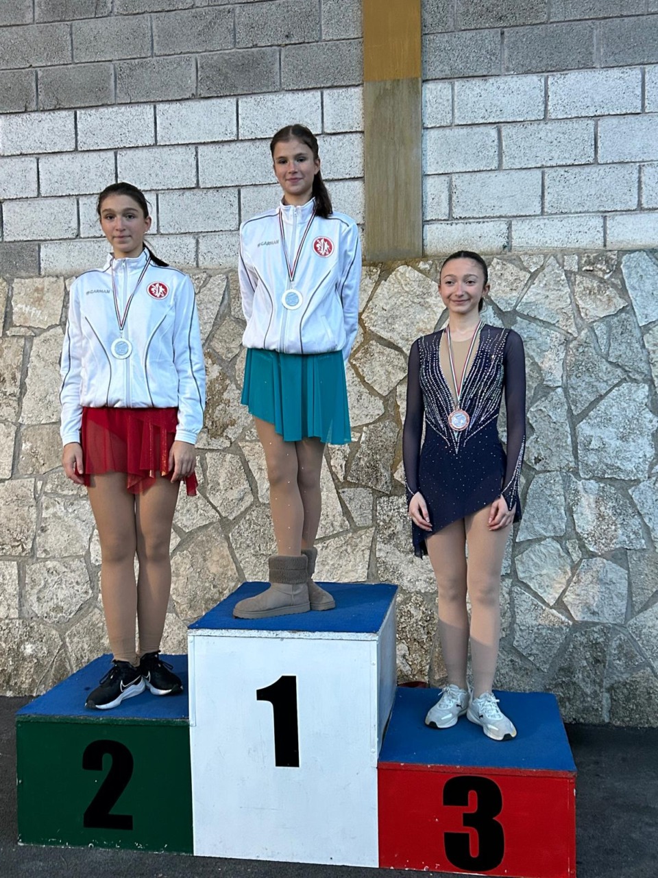 Pattinaggio su ghiaccio, il Giglio Bianco domina: doppio podio per le sorelle Mattioli