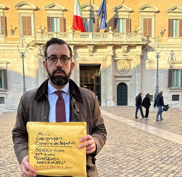 Scuola. Pro Vita Famiglia consegna 50.000 firme alla Camera a favore del Ddl Valditara