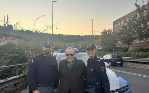 Esce a piedi per andare in ospedale, ma si ritrova sulla Tangenziale. Salvato dalla polizia