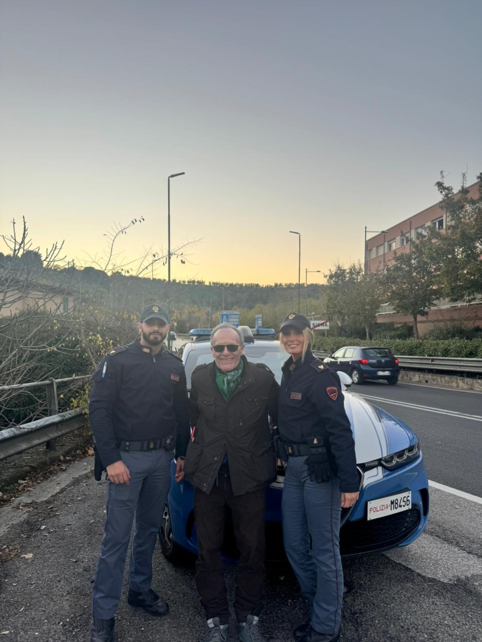 Esce a piedi per andare in ospedale, ma si ritrova sulla Tangenziale. Salvato dalla polizia