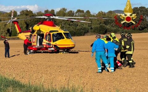 Roccastrada, auto finisce fuori strada e si ribalta: ferito un anziano