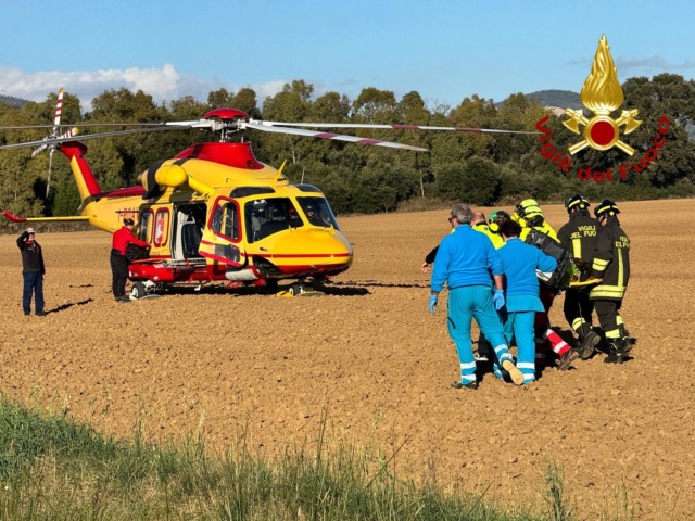Roccastrada, auto finisce fuori strada e si ribalta: ferito un anziano
