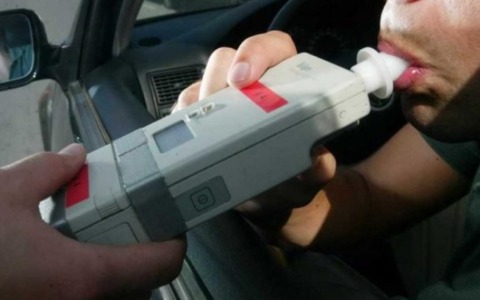 Due automobilisti denunciati a Donoratico per guida in stato di ebbrezza, uno coinvolto in un incidente stradale