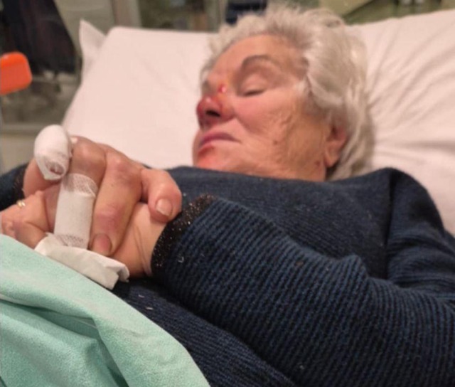 Pistoia, donna di 83 anni aggredita e malmenata nel giardino di casa